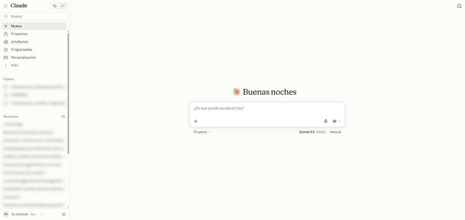 Pantalla de un chat nuevo en claude.ai con el saludo Buenas noches, la caja ¿En qué puedo ayudarte hoy? y la barra lateral con Nuevo, Proyectos, Artefactos, Programadas, Personalización y Más