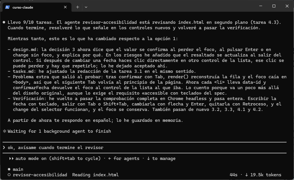 Claude informa de 9 de 10 tareas completadas mientras el subagente revisor-accesibilidad trabaja en segundo plano, visible en la parte inferior
