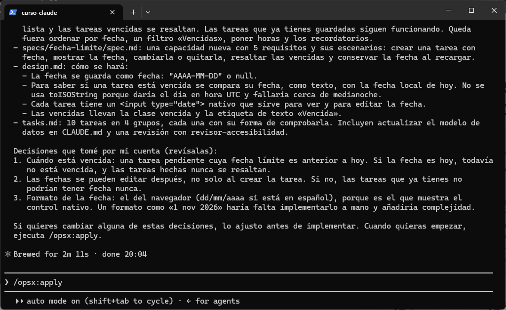Resumen de la propuesta: proposal, specs con 5 requisitos, design con las decisiones técnicas, tasks con 10 tareas en 4 grupos, y una lista de decisiones que Claude tomó por su cuenta para revisar