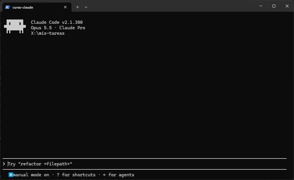 Pantalla de inicio de Claude Code con la versión, el modelo Opus 5.5, el plan Claude Pro, la carpeta X:\mis-tareas y la indicación manual mode on