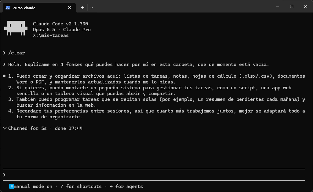 Respuesta de Claude Code en español con cuatro puntos sobre lo que puede hacer en la carpeta mis-tareas