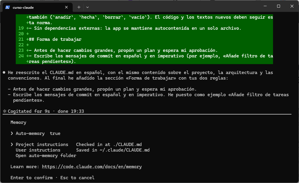 Menú Memory con Auto-memory true, Project instructions en ./CLAUDE.md, User instructions en ~/.claude/CLAUDE.md y Open auto-memory folder