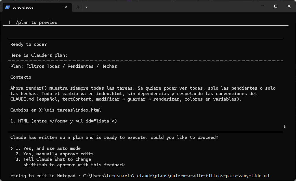 Plan de Claude: Plan filtros Todas / Pendientes / Hechas, con contexto y cambios en index.html, y la pregunta Would you like to proceed? con las opciones Yes and use auto mode, Yes manually approve edits y Tell Claude what to change