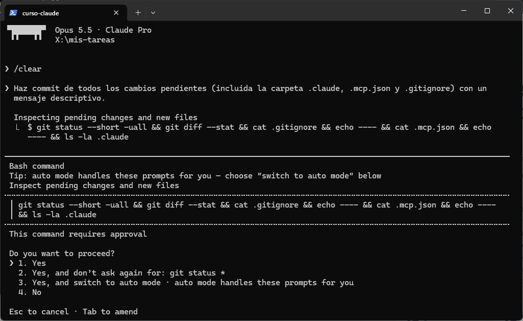 Petición de permiso para un comando compuesto de git status, git diff y cat, con el aviso This command requires approval